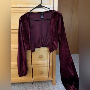 Velvet tie v-neck (S) fits like (M)